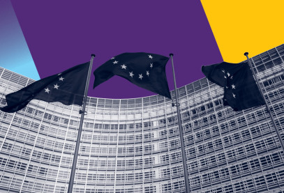 Europese parlement met Europa vlaggen met een geel, paarse en blauwe achtergrond