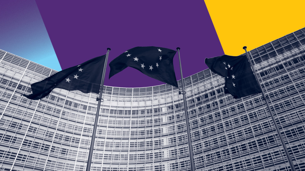Europese parlement met Europa vlaggen met een geel, paarse en blauwe achtergrond