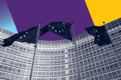 Europese parlement met Europa vlaggen met een geel, paarse en blauwe achtergrond