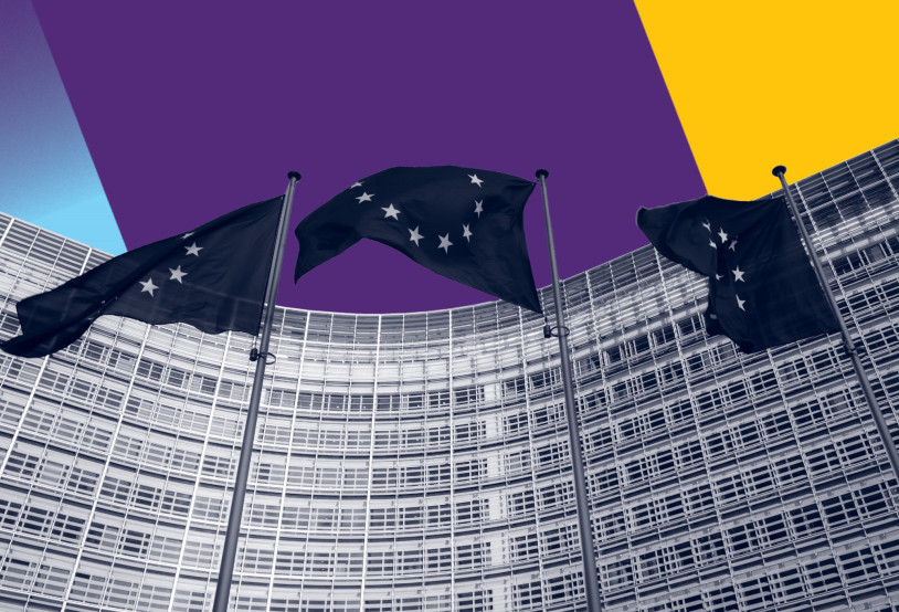 Europese parlement met Europa vlaggen met een geel, paarse en blauwe achtergrond