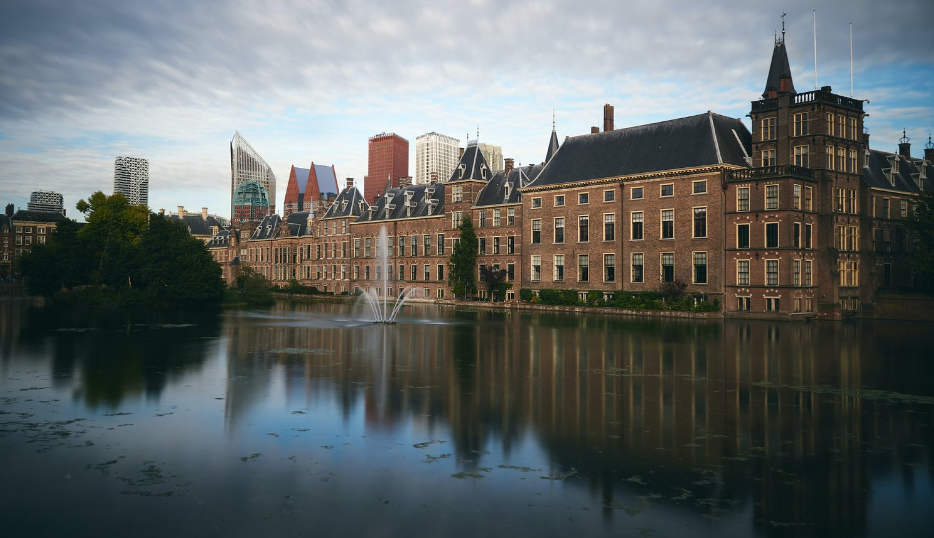Hofvijver op Binnenhof in Den Haag