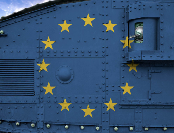 Een legervoertuig met een Europese vlag