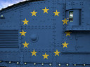 Een legervoertuig met een Europese vlag