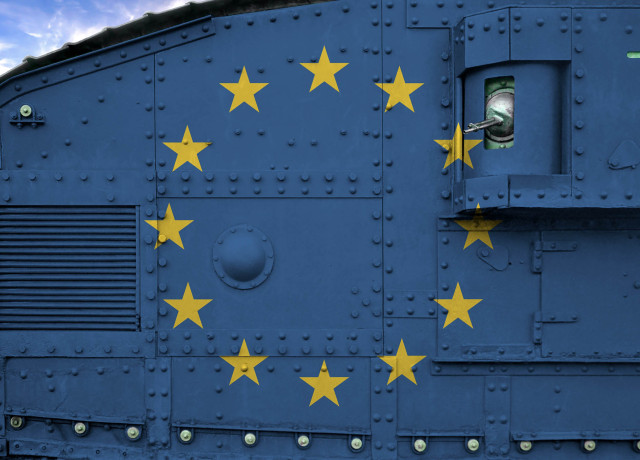 Een legervoertuig met een Europese vlag