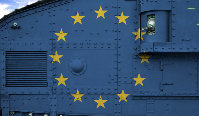 Een legervoertuig met een Europese vlag
