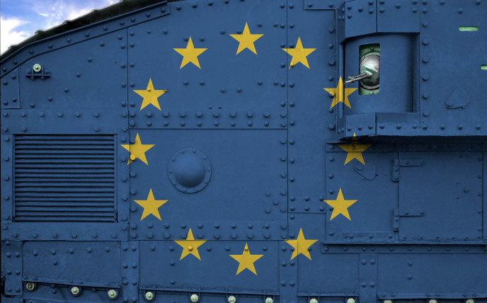 Een legervoertuig met een Europese vlag