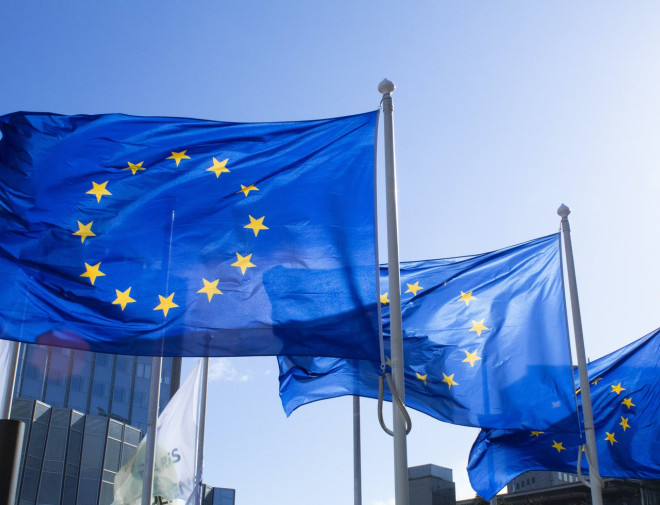 Europese vlaggen wapperen voor kantoorgebouwen
