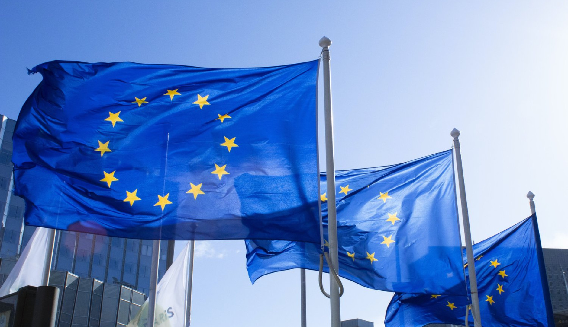 Europese vlaggen wapperen voor kantoorgebouwen