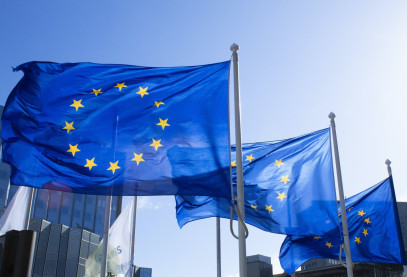 Europese vlaggen wapperen voor kantoorgebouwen