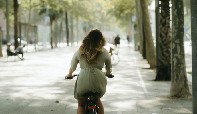 Persoon op een fiets. Fiets over fiets pad op zonnige dag tussen de bomen.