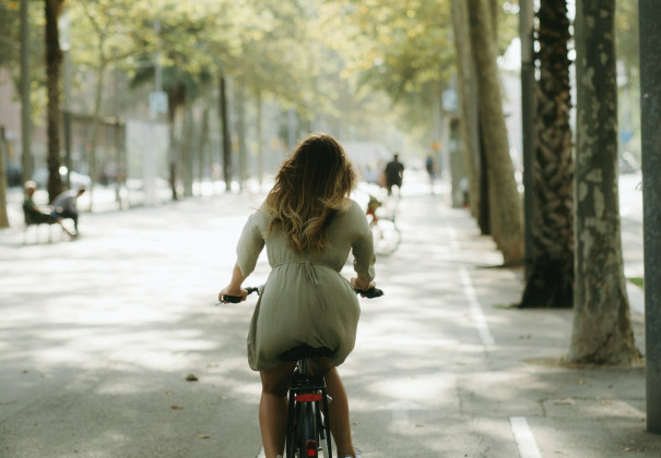 Persoon op een fiets. Fiets over fiets pad op zonnige dag tussen de bomen.