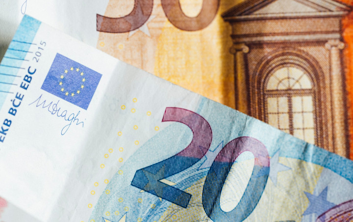 Briefje van 10, 20, 50 en 100 euro liggen op elkaar.