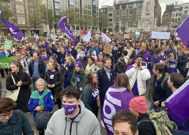 Volt supporters bij klimaatprotest op de Dam