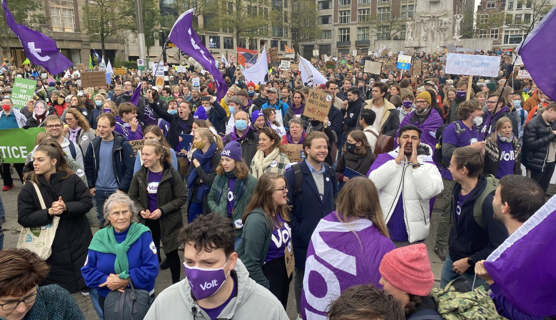 Volt supporters bij klimaatprotest op de Dam