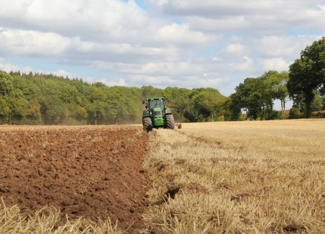 Een traktor op het platteland