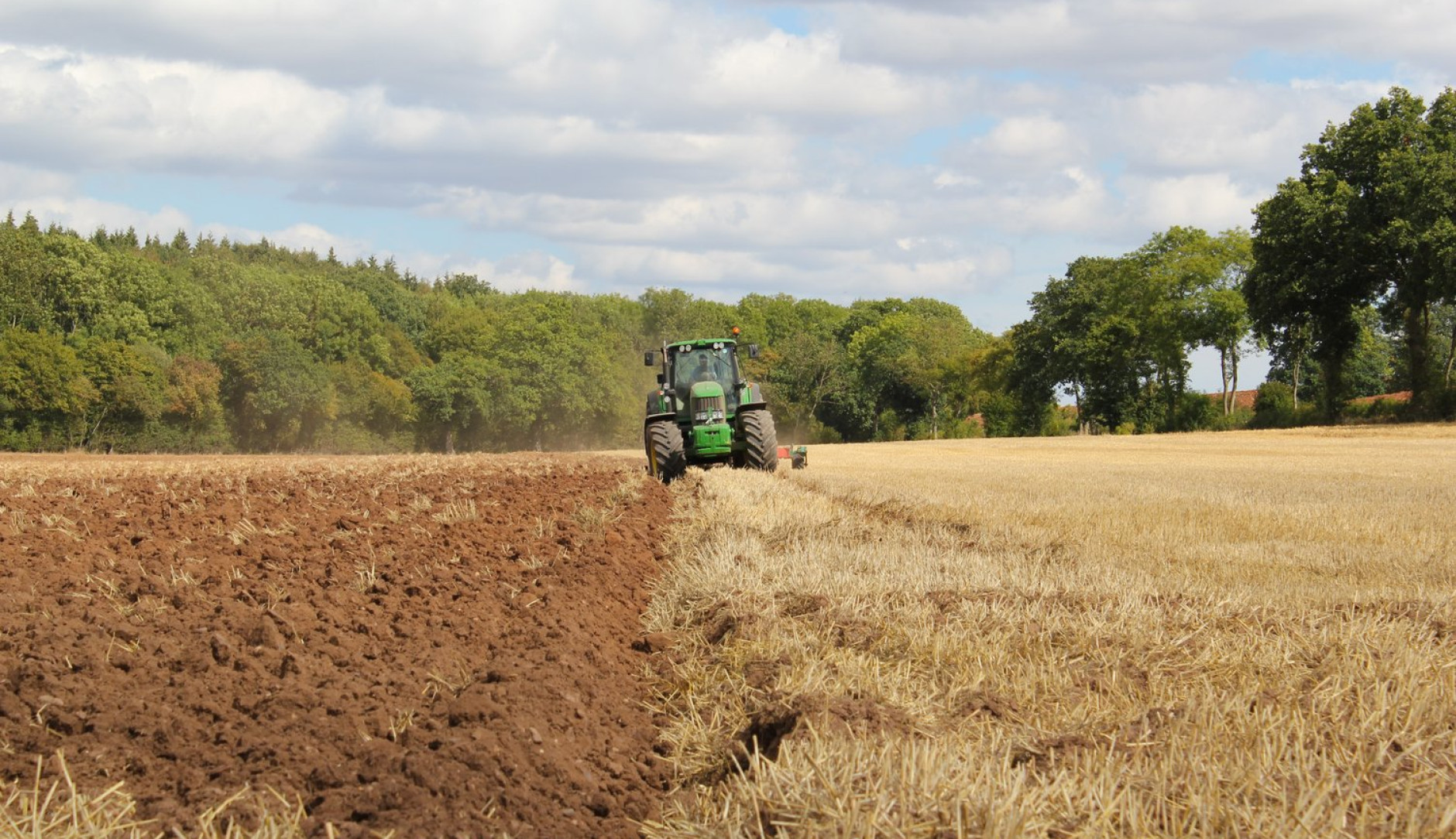 Een traktor op het platteland