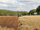 Een traktor op het platteland