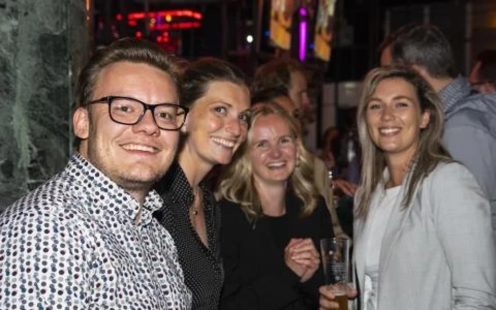 Groepsfoto van 4 mensen op een borrel van Volt