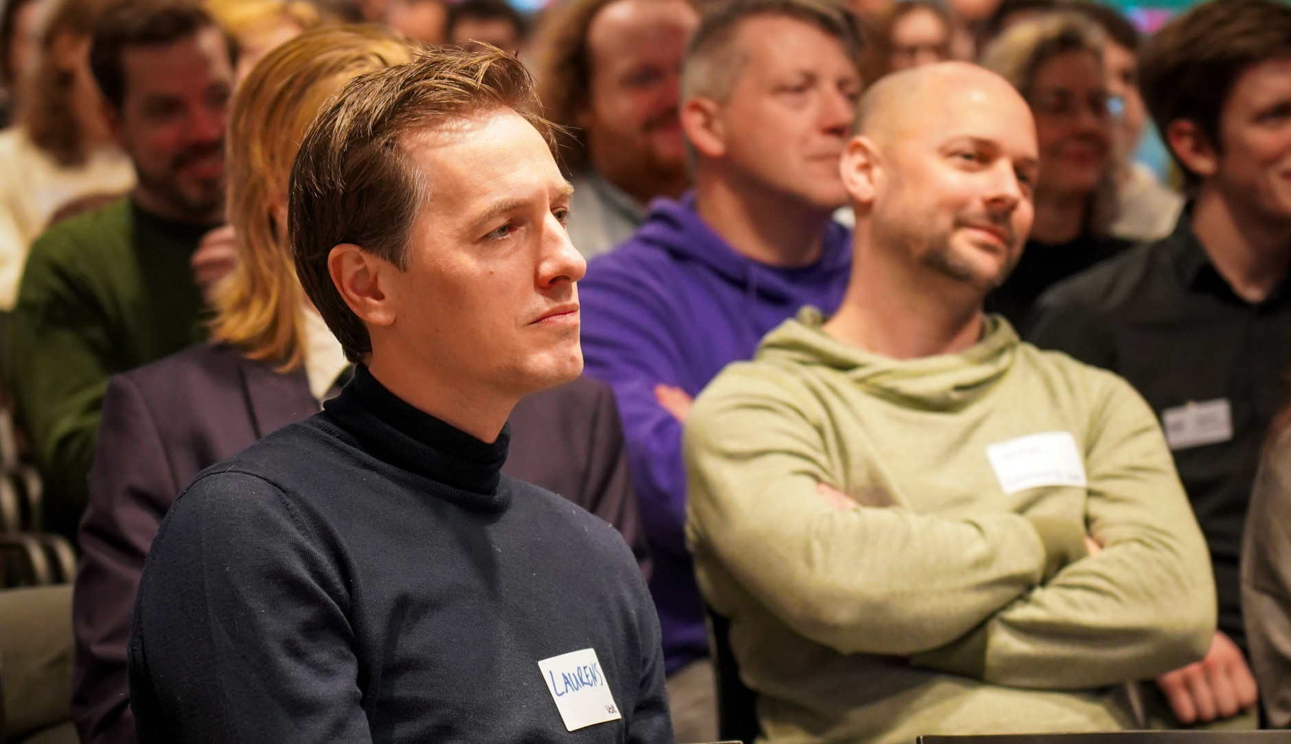 Laurens Dassen zit in het publiek tijdens het congres