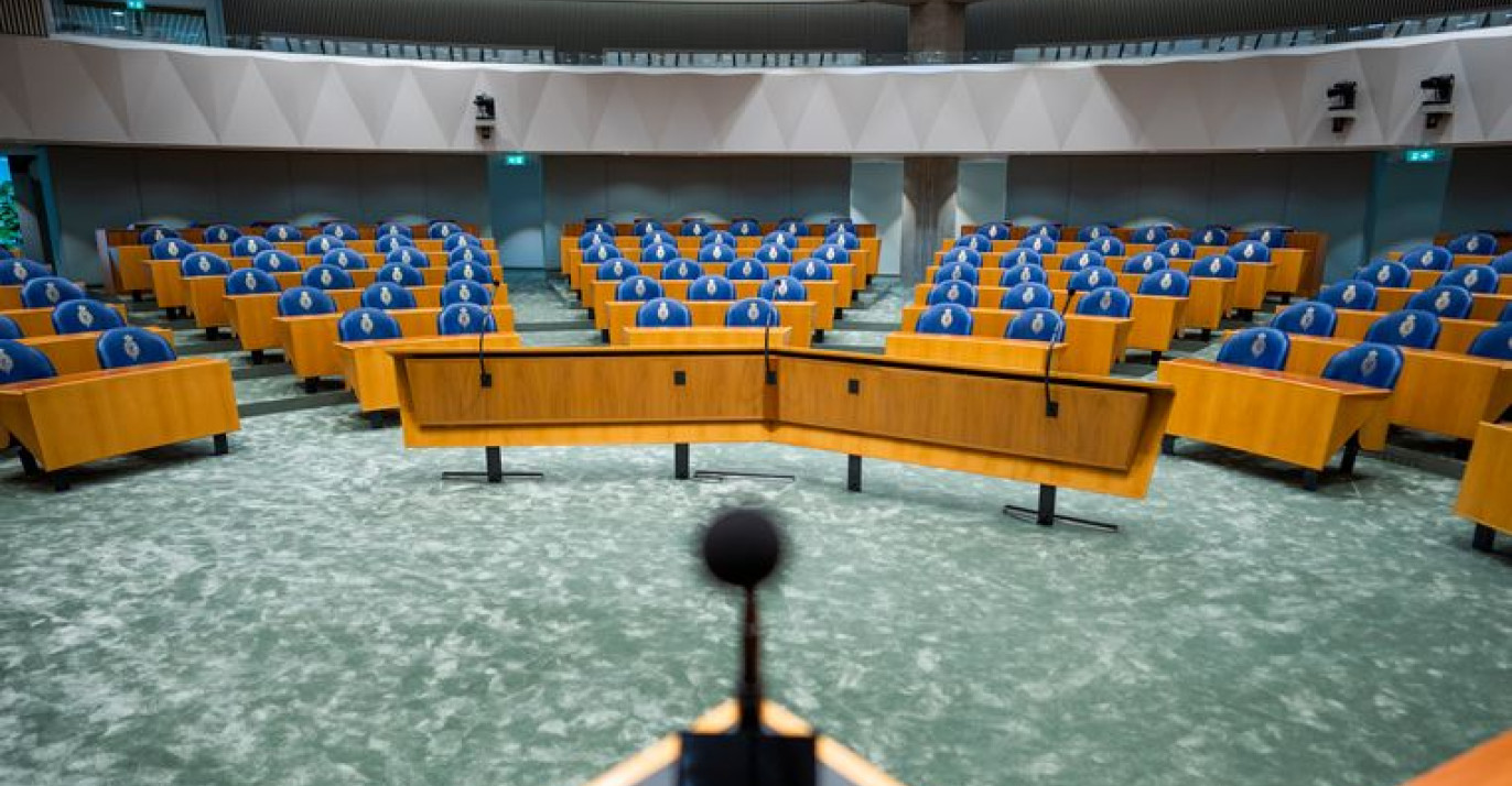 2de kamer, uitzicht op de blauwe zetels van een microfoon.