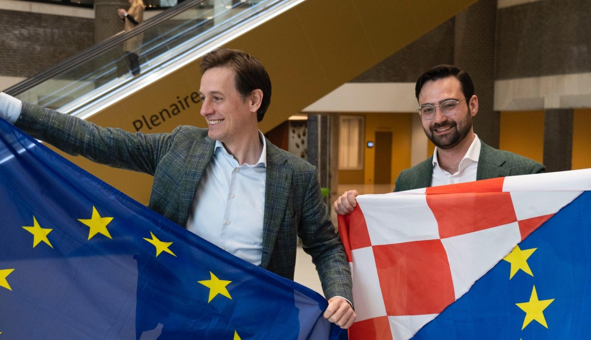 Laurens en Ernst met Europese vlaggen