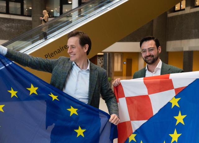 Laurens en Ernst met Europese vlaggen