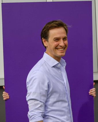 Laurens Dassen voor een paars bord.
