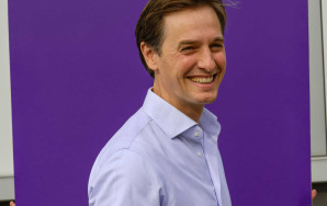 Laurens Dassen voor een paars bord.