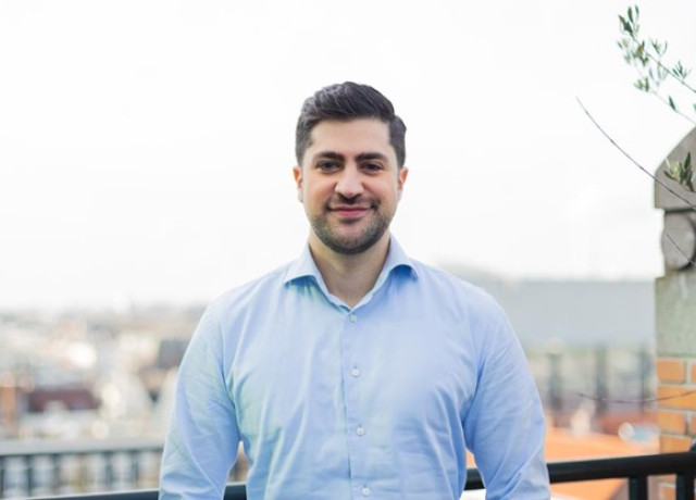 Een portretfoto van Itay Garmy, gemeenteraadslid van Amsterdam en raadslid van Volt