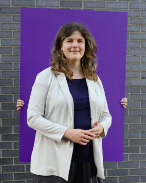 Marieke Koekkoek - bord - kijken naar de camera