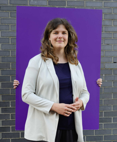 Marieke Koekkoek - bord - kijken naar de camera
