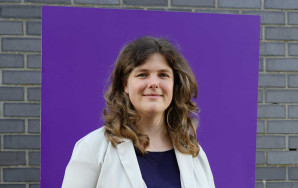 Marieke Koekkoek - bord - kijken naar de camera