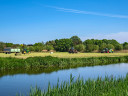 Drie tractoren op landbouw grond