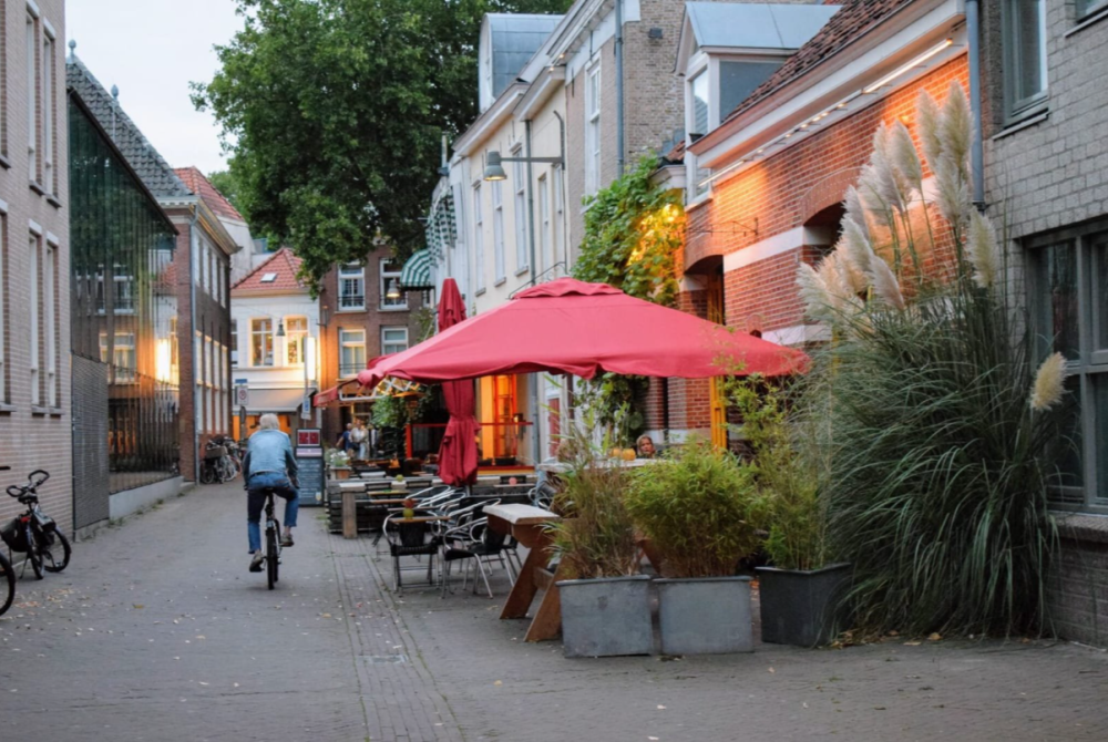 Een bar in de stad met rode parasollen