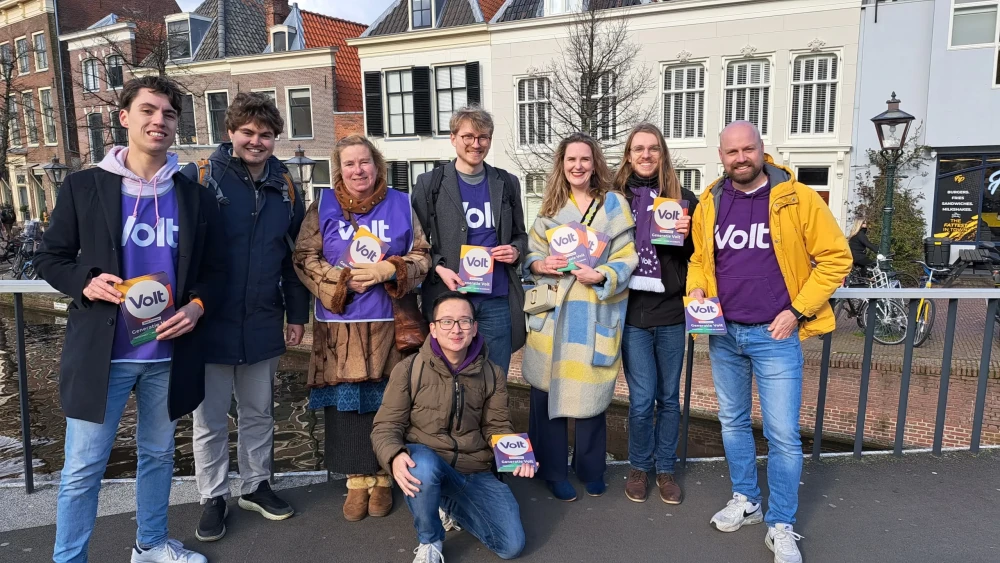 Groep foto van Volters met flyers in hun hand.