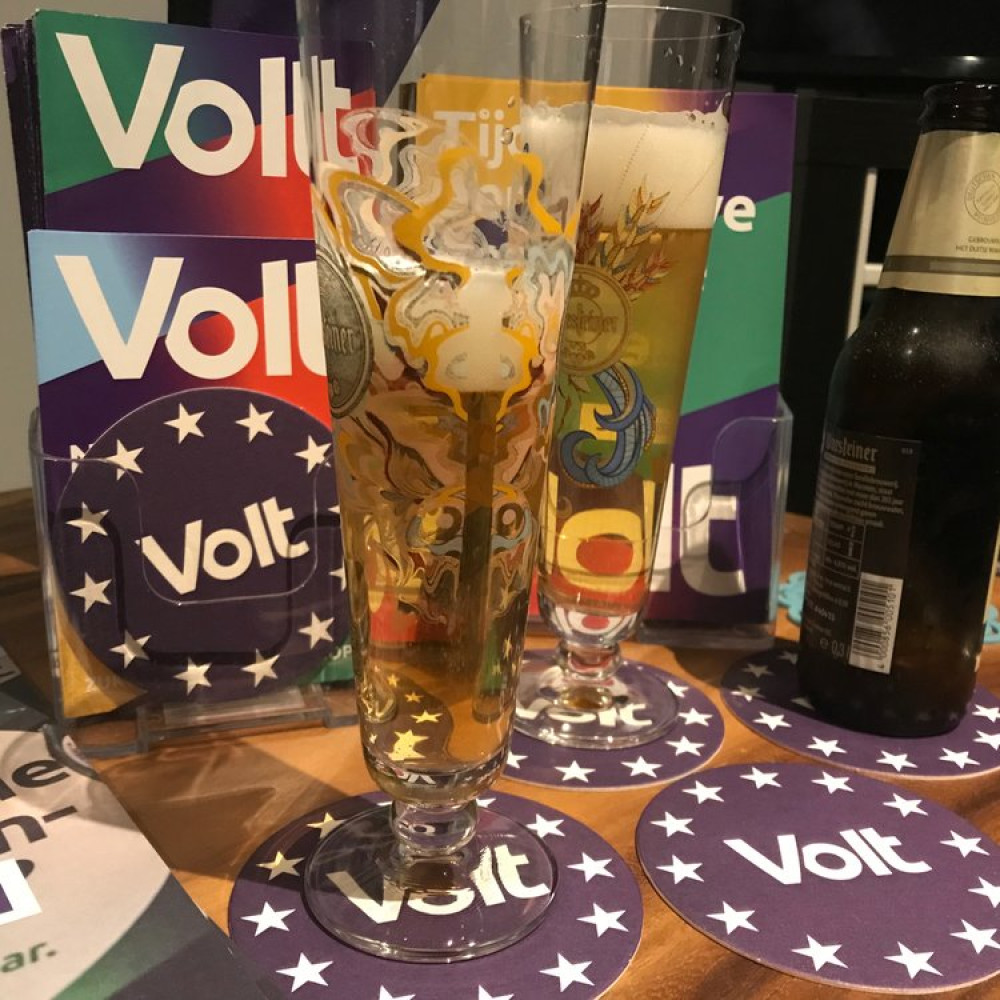 Twee gevulde bierglazen en Volt viltjes