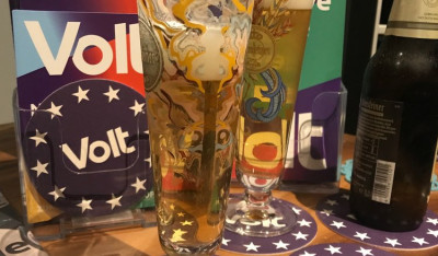 Twee gevulde bierglazen en Volt viltjes