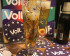 Twee gevulde bierglazen en Volt viltjes