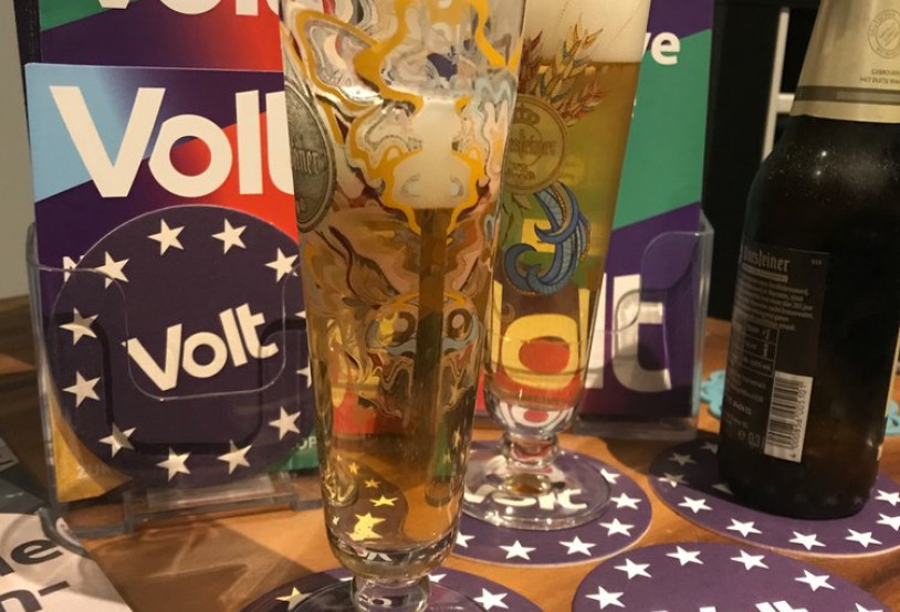 Twee gevulde bierglazen en Volt viltjes
