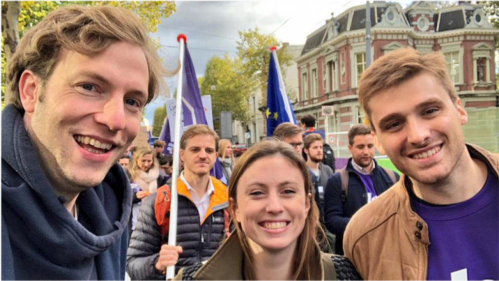 Oprichters van Volt bij een demonstratie, Damian Boeselager