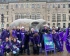 Groeps foto van Volter die flyeren op straat voor de tweede kamer verkiezingen. Ze staan voor een opblaas olifant