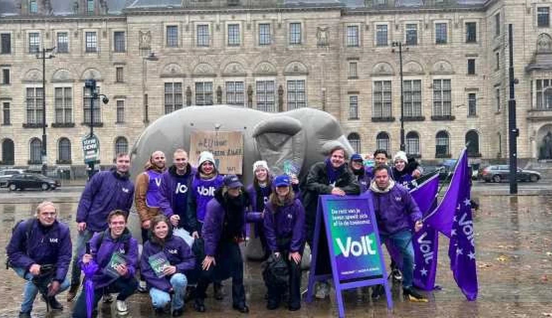 Groeps foto van Volter die flyeren op straat voor de tweede kamer verkiezingen. Ze staan voor een opblaas olifant