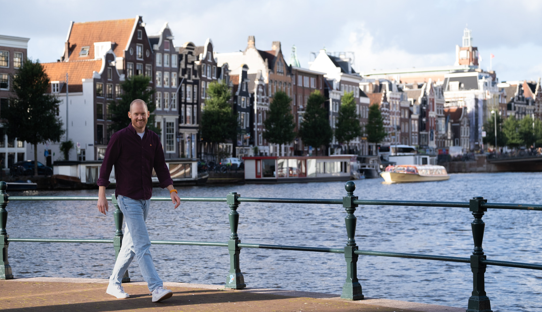 Rens de Boer loopt in Amsterdam aan de gracht