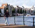 Rens de Boer loopt in Amsterdam aan de gracht