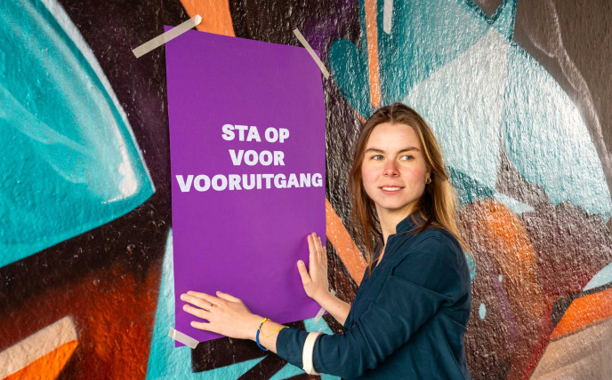 Anna met poster Sta op voor vooruitgang