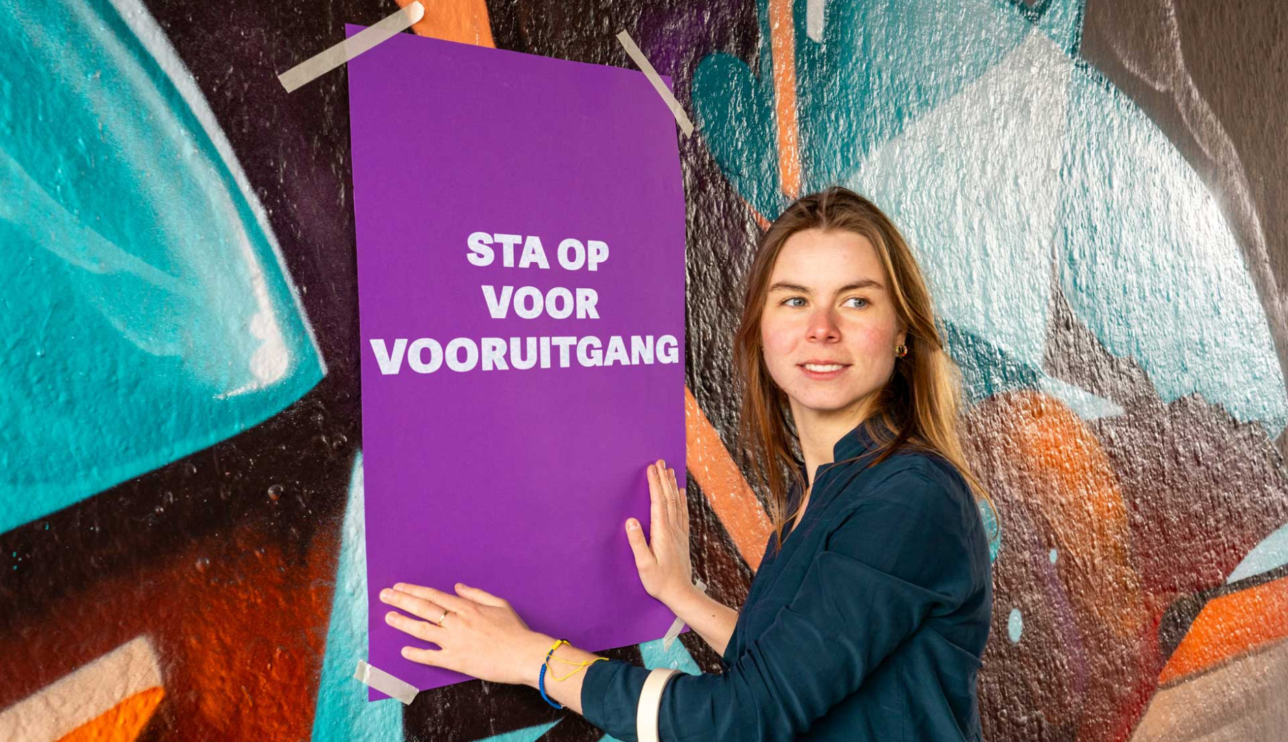 Anna met poster Sta op voor vooruitgang