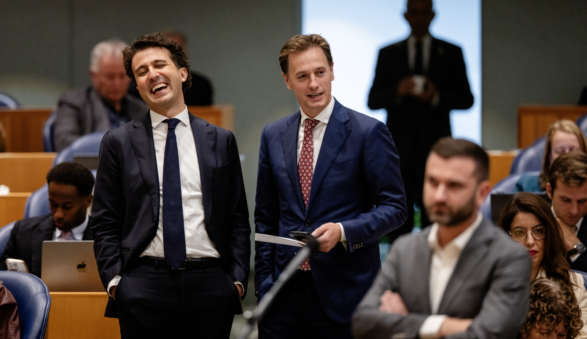 Jesse Klaver en Laurens Dassen lachend in de Tweede Kamer
