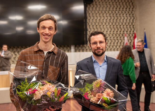 Ben Riemersma en Harm Weerts met bloemen in de hand.