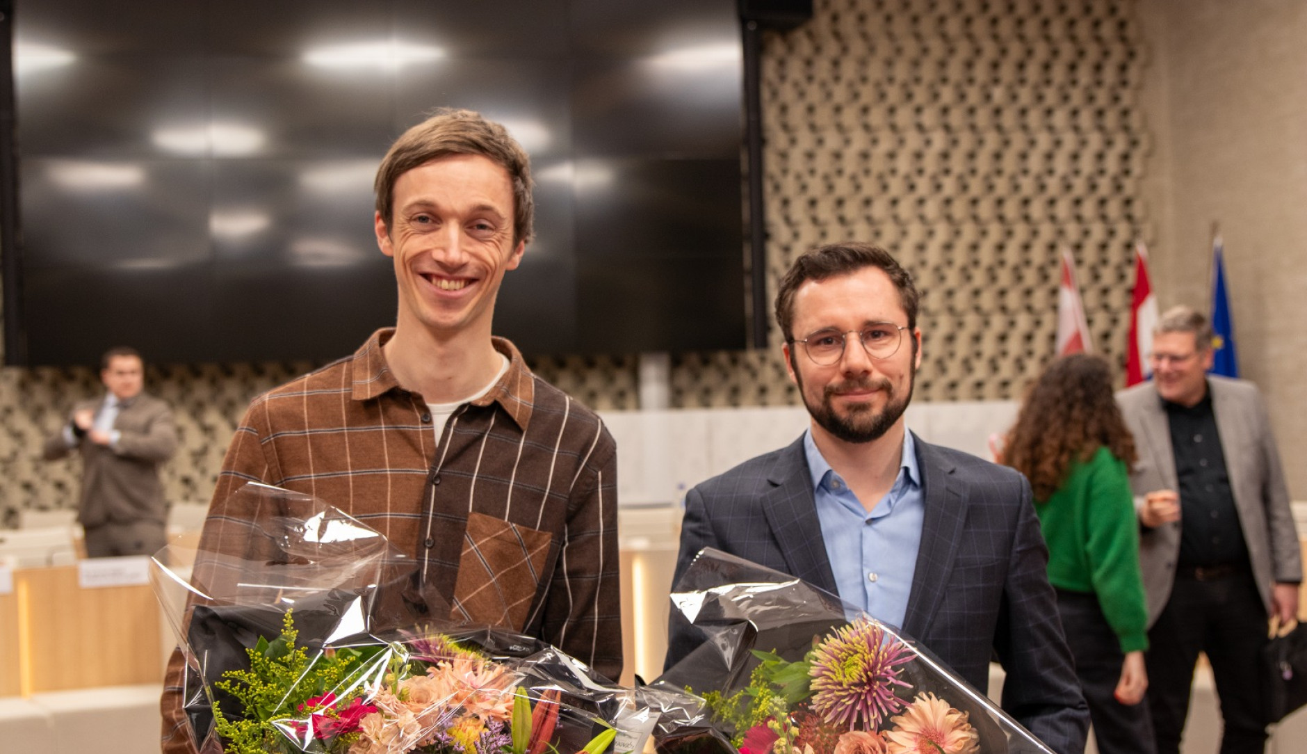 Ben Riemersma en Harm Weerts met bloemen in de hand.