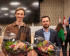 Ben Riemersma en Harm Weerts met bloemen in de hand.